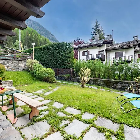 Apartment Flat With Garden In - Happy